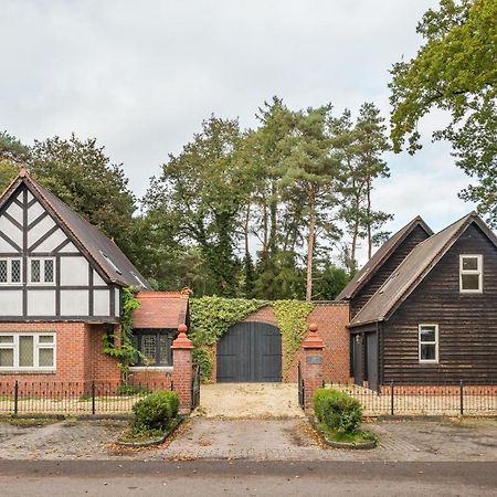 Beautiful English Villa With Hottub 쥐드볼드 외부 사진