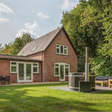 Beautiful English Villa With Hottub 쥐드볼드 외부 사진